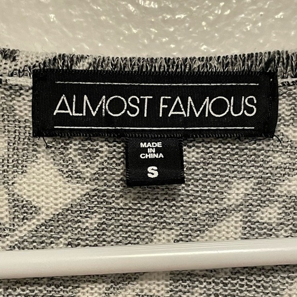 Almost Famous Black and White Geometric Top Size Small - Picture 4 of 4